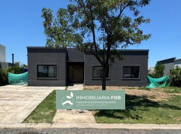 Casa · 170m² · 5 Ambientes · 2 Cocheras · Casa con Espejo de Agua en Venta en Barrio Islas | El Cantón | 3 Dorm. | 4 Baños | Dependencia