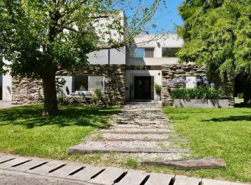 Casa · 270m² · 5 Ambientes · 3 Cocheras · Venta de Casa en Villa Olivos Garin Escobar Cerca de Pilar 6 Ambientes con Pileta