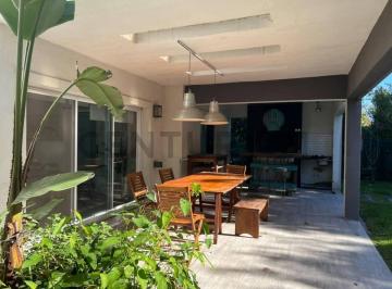 Casa · 270m² · 5 Ambientes · 3 Cocheras · Venta de Casa en Villa Olivos Cerca de Pilar 6 Ambientes con Pileta Aranzazu