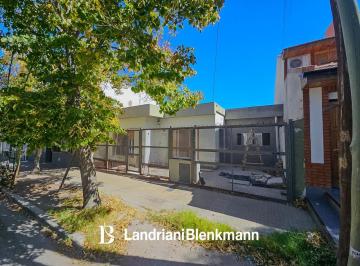 Casa · 120m² · 5 Ambientes · 1 Cochera · Casa en Remodelación en Maria Auxiliadora