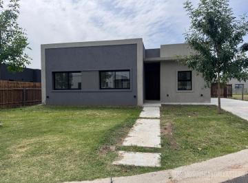 Casa · 560m² · 4 Ambientes · Casa - Santa Lucia