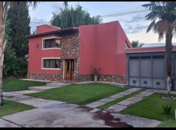 Casa en Venta de 5 ambientes  · Casa en Venta Excelente Estado en Barrio Privado