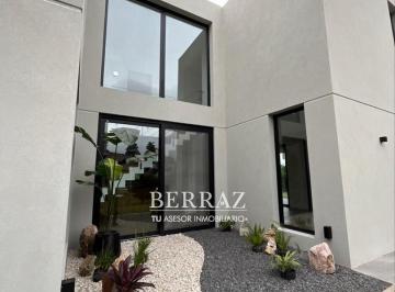 Casa · 275m² · 5 Ambientes · 2 Cocheras · Casa Venta 5 Ambientes en Ayres Plaza Pilar Lote de 923 m²