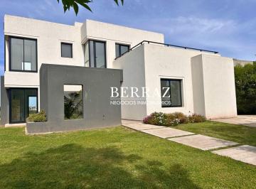 Casa · 226m² · 6 Ambientes · 2 Cocheras · Casa Venta 6 Ambientes en El Cantón Barrio Golf Escobar Lote de 900 m²