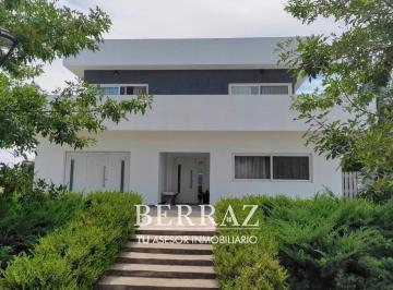 Casa · 388m² · 7 Ambientes · 4 Cocheras · Casa Venta 7 Ambientes en El Cantón Barrio Golf Escobar Lote de 906 m²