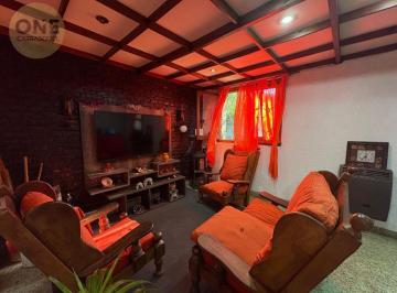 Casa · 240m² · 5 Ambientes · 1 Cochera · Casa 2 Dorm. en Venta - Villa Elisa