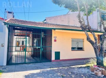 Casa · 131m² · 5 Ambientes · 1 Cochera · Venta Casa 5 Ambientes en Carapachay Amplio Fondo Libre