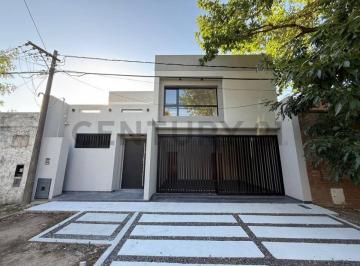 Casa · 220m² · 4 Ambientes · 2 Cocheras · Casa en Venta de Tres Dorm. en Gonnet