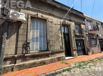 Casa · 170m² · 5 Ambientes · 1 Cochera · Pasaje Baucis 429. Casona Centrica