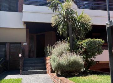 Casa · 450m² · 6 Ambientes · 4 Cocheras · Chalet 5amb. C/dep. en Parque Luro