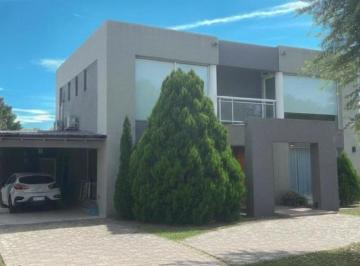 Casa · 205m² · 5 Ambientes · 1 Cochera · Casa Minimalista Lote Central Club Campo Los Puentes