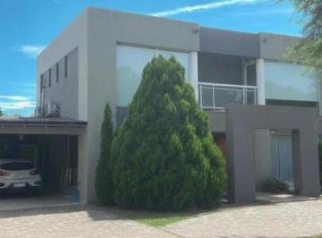 Casa · 205m² · 5 Ambientes · 1 Cochera · Casa Minimalista Lote Central Club Campo Los Puentes