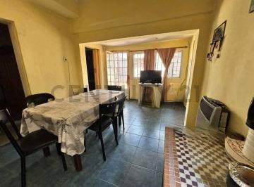 Casa · 65m² · 3 Ambientes · Casa de Pasillo, 2 Dorm.