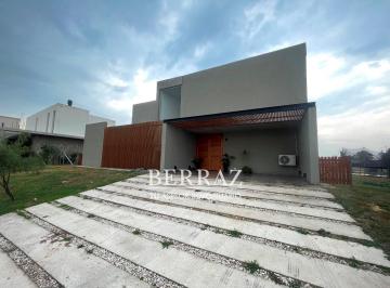 Casa · 192m² · 6 Ambientes · 4 Cocheras · Casa Venta 6 Ambientes a La Laguna en San Sebastián Area 1 Escobar Lote de 1042 m²
