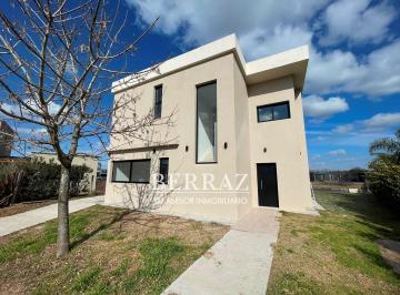 Casa · 240m² · 5 Ambientes · 2 Cocheras · Casa Venta 5 Ambientes a La Laguna en San Sebastián Area 10 Escobar Lote de 820 m²