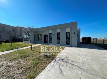 Casa · 230m² · 5 Ambientes · 2 Cocheras · Casa Venta 5 Ambientes a La Laguna en San Sebastián Area 5 Escobar Lote de 820 m² Oportunidad! Inte