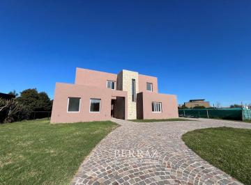 Casa · 270m² · 5 Ambientes · 1 Cochera · Casa Venta 5 Ambientes Al Golf en Haras de Santa María El Atardecer Lote de 1076 m²