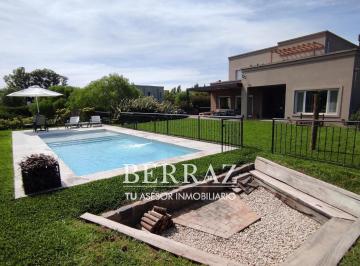 Casa · 234m² · 6 Ambientes · 1 Cochera · Casa Venta 6 Ambientes en Santa Guadalupe Pilar del Este 719 m²