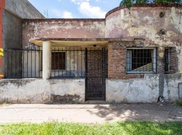 Casa · 100m² · 3 Ambientes · Venta - Casa a Refaccionar de 2 Dorm. y Patio - San Lorenzo.