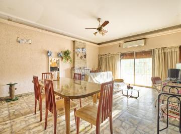 Casa · 300m² · 6 Ambientes · 2 Cocheras · Venta Casa en Block en Lomas del Mirador con Dos PH Individuales de 3 Ambientes y Local Comercial