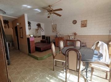 Casa · 124m² · 5 Ambientes · 1 Cochera · Venta Duplex 5 Amb con Garage. Manuel Castro N° 2452, Lanús Oeste.