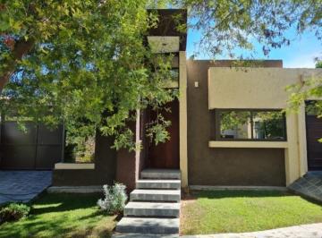 Casa · 330m² · 6 Ambientes · 2 Cocheras · Casa en Chacras de Coria