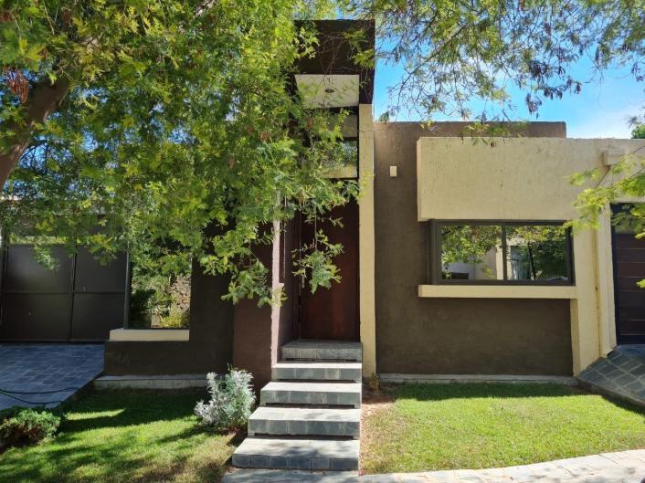 Casa · 330m² · 6 Ambientes · 2 Cocheras