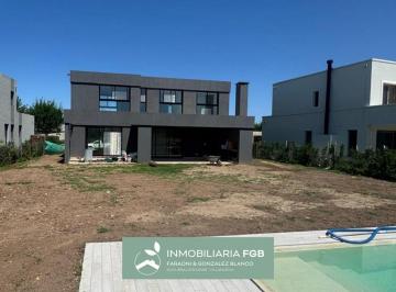 Casa · 238m² · 6 Ambientes · 2 Cocheras · Casa Al Golf con Pileta en Venta en Barrio Golf | El Cantón | Orientación No | Dependencia | 3 Dormi