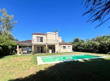 Casa · 150m² · 5 Ambientes · 2 Cocheras · Casa en Venta 4 Ambientes con Dependencia y Piscina Apto Credito!