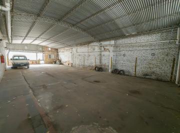 Bodega-Galpón · 208m² · 3 Ambientes · Galpón con Departamento en Oportunidad a 50 m de Av Eva Peron