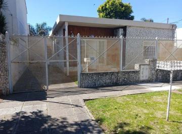 Casa de 3 ambientes, Morón · Venta Casa 3 Amb con 2 Cocheras, Patio y Jardin en Moron