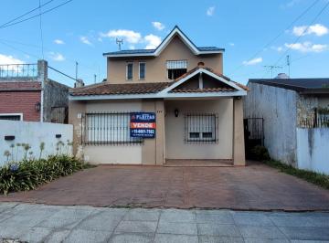 Casa · 281m² · 4 Ambientes · 2 Cocheras · Casa en Venta 4 Ambientes Moron