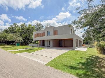 Casa · 334m² · 8 Ambientes · 2 Cocheras · Casa en Venta de 4 Dorm. en Kentucky Club de Campo, Funes