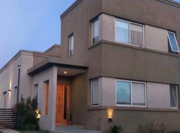 Casa · 175m² · 5 Ambientes · 3 Cocheras · Lsh. Excelente Casa en Barrios Los Olivares