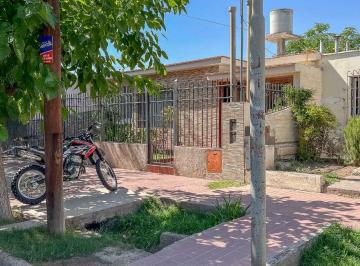 Casa de 4 ambientes, Luzuriaga · Casa de 3 Dorm., 2 Baños en Venta en Luzuriaga