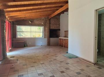 Casa · 250m² · 4 Ambientes · 2 Cocheras · Espacio de Sobra: Casa con 3 Dorm., Quincho Gigante y Zona de Guardado en Boluevard Peron