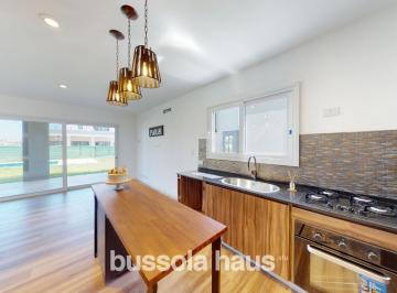 Casa · 210m² · 5 Ambientes · 2 Cocheras · Casa en Venta con 4 Dorm. en Lote Interno en Puertos del Lago