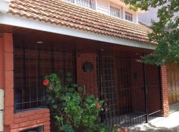 Casa · 190m² · 5 Ambientes · 1 Cochera · Casa en Venta - 2 Dorm. 2 Baños - 190 m² - Bernal