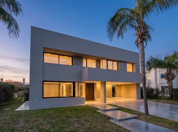 Casa · 254m² · 7 Ambientes · 2 Cocheras · Casa en Venta a Estrenar de 3 Dorm. en Barrio Cerrado Cadaques, Funes