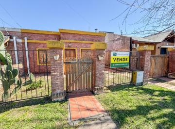Casa · 108m² · 4 Ambientes · 1 Cochera · Casa en Venta 2 Dorm. con Pileta Apta Crédito