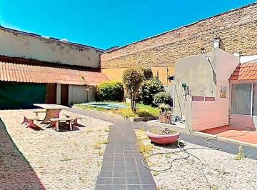 Casa · 210m² · 6 Ambientes · 1 Cochera · Lote Propio, 450 m² Totales, Dos Unidades Funcionales