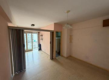 Imagen3 · Venta Ambiente y Medio a La Calle con Balcon Saliente