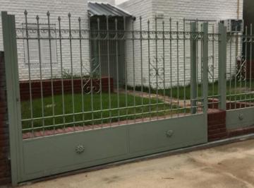 Casa · 85m² · 3 Dormitorios · 2 Cocheras · Casa PH en Barrio Escobar