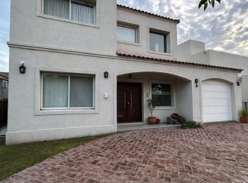 Casa · 204m² · 7 Ambientes · 4 Cocheras · Casa en Venta en Barrio Cerrado Las Casuarinas - Ibarlucea. 3 Dorm., Jardín, Piscina.