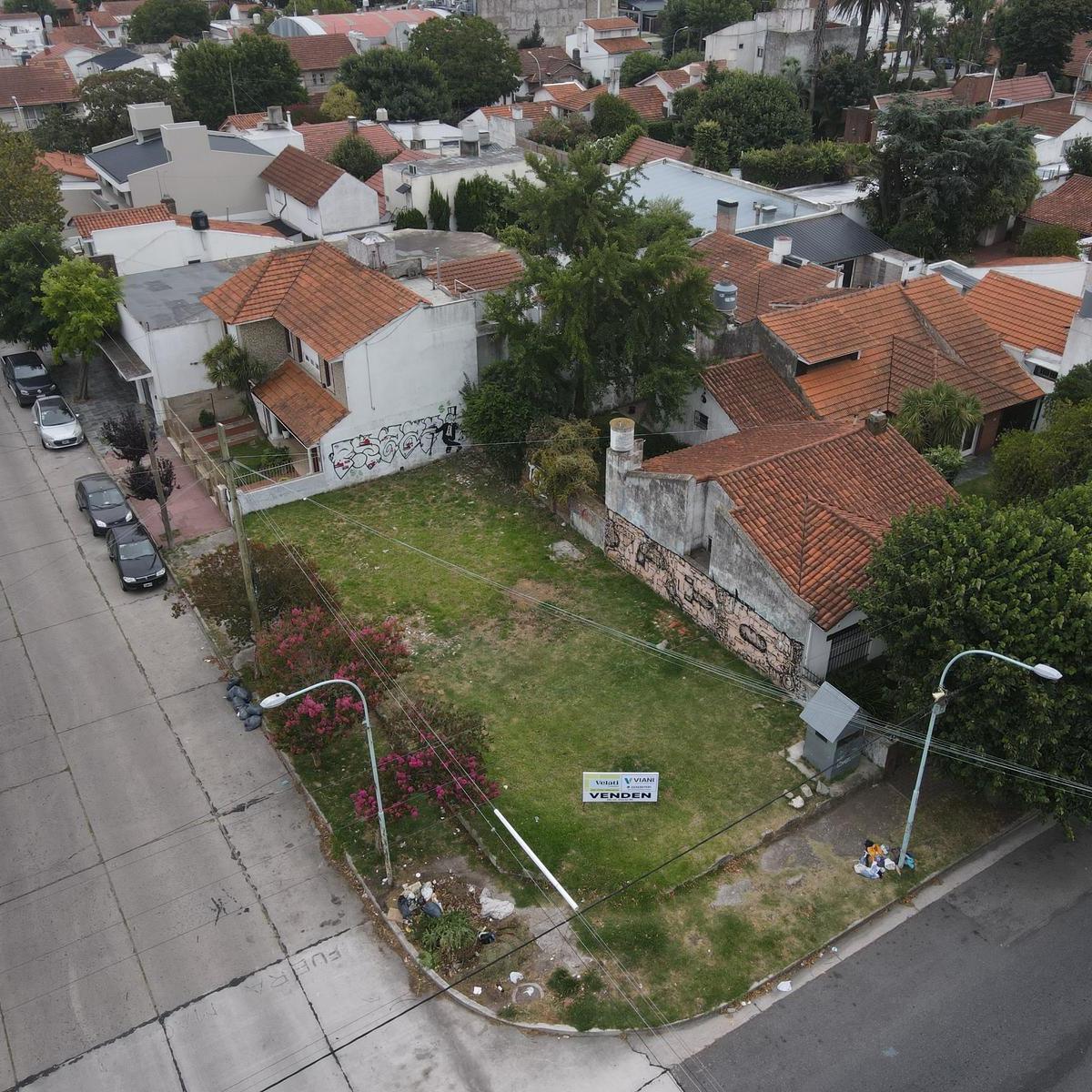 Lote en venta en esquina sobre calles Corrientes y Vieytes, barrio Chauvin