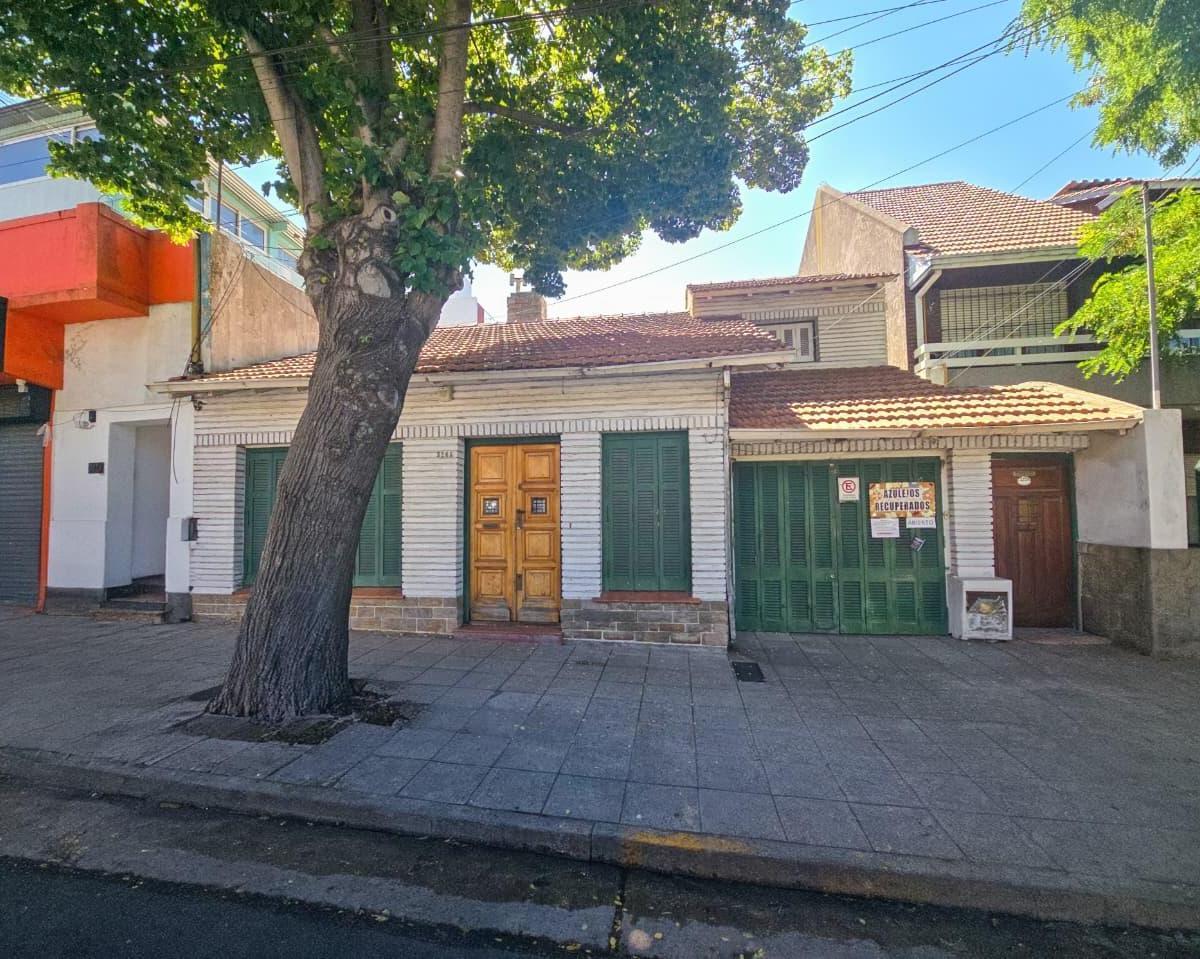 Chalet 5 amb + Depto 2 amb, 433m² con garage y parque — Tucumán y Julio Argentino Roca