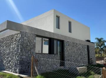 Casa · 275m² · 5 Ambientes · 2 Cocheras · Casa de 5 Ambientes en Venta con Financiación, a Estrenar, en Country La Providencia. Canning
