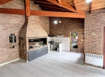 Casa · 163m² · 4 Ambientes · 1 Cochera · Casa en Venta con Quincho y Pileta