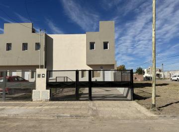 Casa · 70m² · 3 Ambientes · 1 Cochera · Casa en Plottier