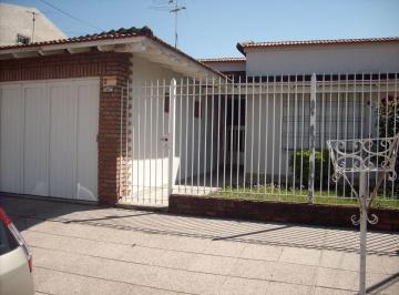 Casa de 3 ambientes, Quilmes · Casa con Jardin Al Frente Sobre Gran Lote Propio.